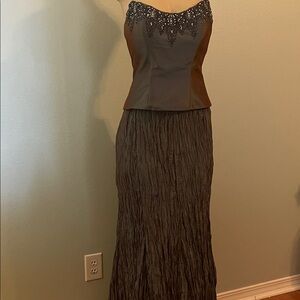 Elegant Black Evening Gown with Lace Detail